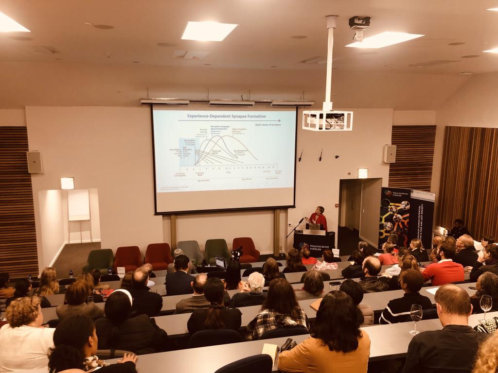 Prof Kirsty Donald delivering her inaugural lecture to a full auditorium